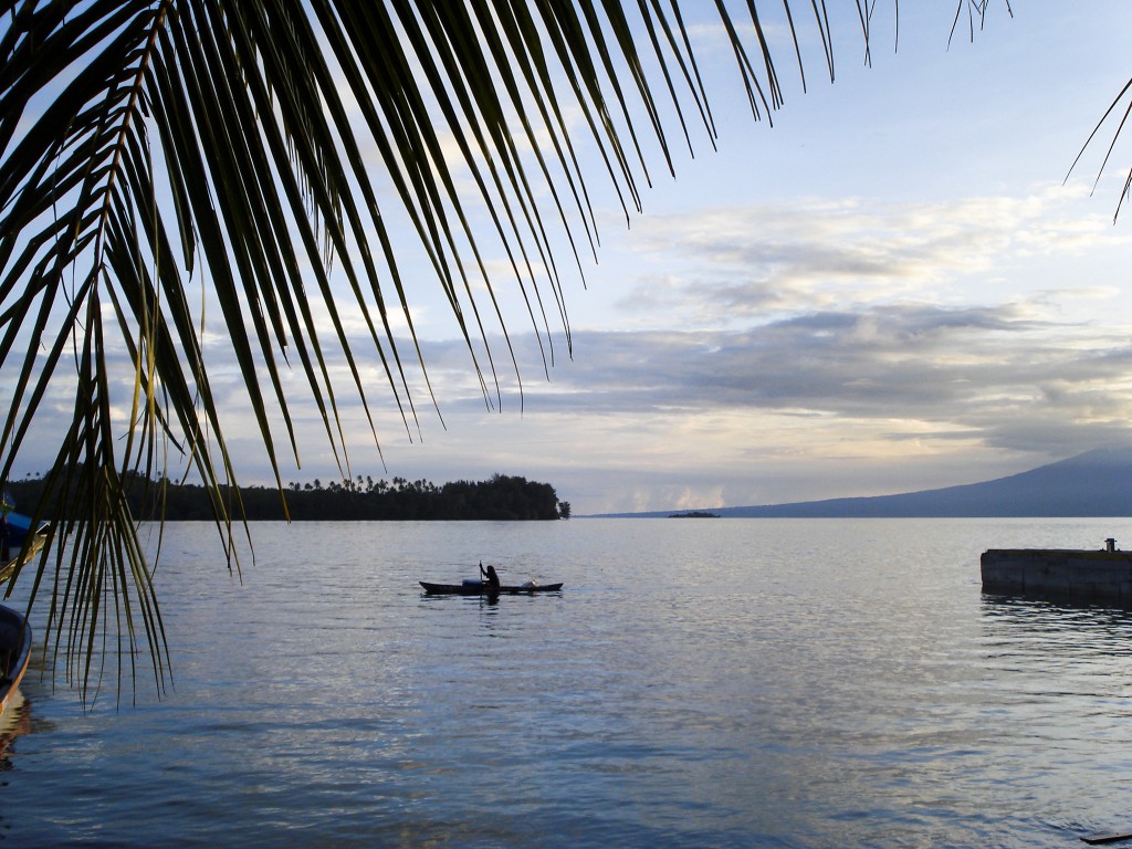 Nästan hälften av de tio miljoner människor som lever på öar i Stilla havet har sina hem nära kusten. 