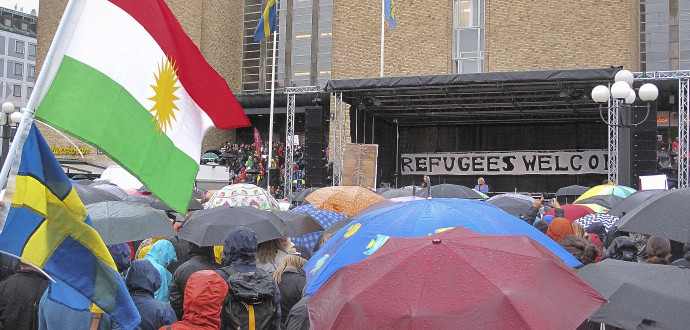 Mellan 15 000 och 20 000 trotsade regnet för att delta i söndagens manifestation för öppnare gränser,  på Medborgarplatsen i Stockholm. Liknande evenemang över hela landet avlöser nu varandra. Foto: Benita Eklund