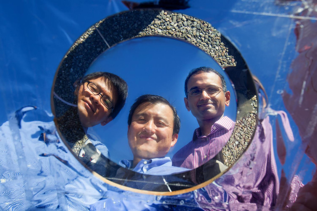 Forskarna Linxiao Zhu, Shanhui Fan och Aaswath P Raman ovanför sin testsolcell. Foto: Fanlab/Stanford university