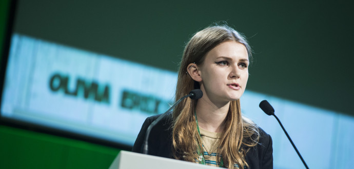 Olivia Eriksson från Centerns ungdomsförbund i talarstolen under debatten om försvarsfrågor på Centerpartiets stämma.
Foto: Pontus Lundahl/TT