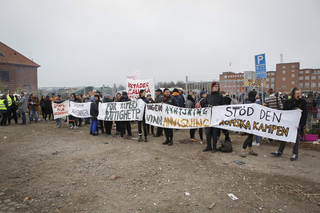 Aktivister och EU-migranter försökte förgäves stoppa den avhysning som har begärts av kommunen. Foto: Drago Prvulovic/TT