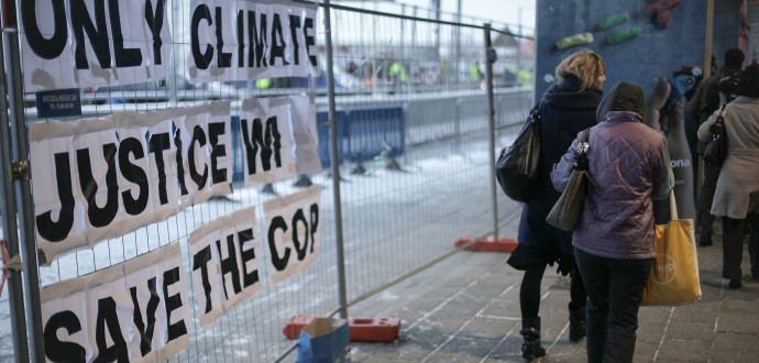 ”Endast klimaträttvisa räddar COP” – från klimatmötet i Köpenhamn 2009 passerade detta budskap på vägen in i förhandlingslokalerna. Foto: Peter Dejong/AP/TT