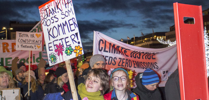 Den som flyr har inget val, ingen människa är illegal, skanderade demonstranter på Mynttorget i Stockholm. Foto: Sofia Härén