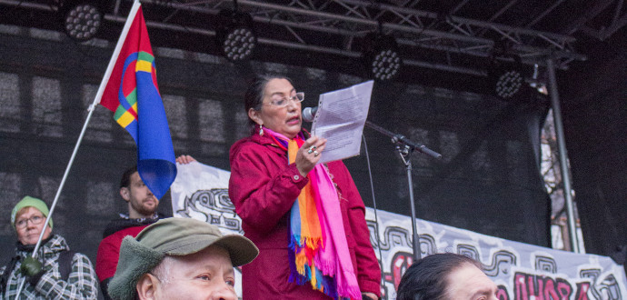 Carmen Blanco Valer talar om hur människor i andra länder drabbas av vår konsumtionshets. Foto: Sofia Härén