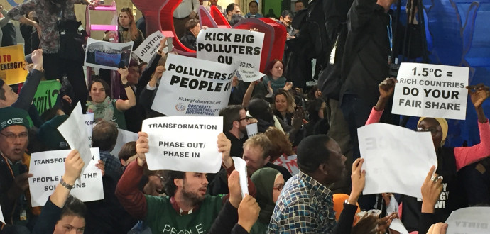 På onsdagen samlades ackrediterade från civilsamhället till en manifestation som var sällsynt stor och ljudlig för att gå av stapeln inne på ett klimatkonferensområde. Fokus var klimaträttvisa och att ambitionsnivån måste höjas rejält.