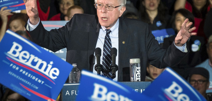 Demokratiska presidentkandidaten Bernie Sanders talar på ett valmöte i Des Monies, Iowa i söndags. Foto: J. David Ake/AP Photo/TT