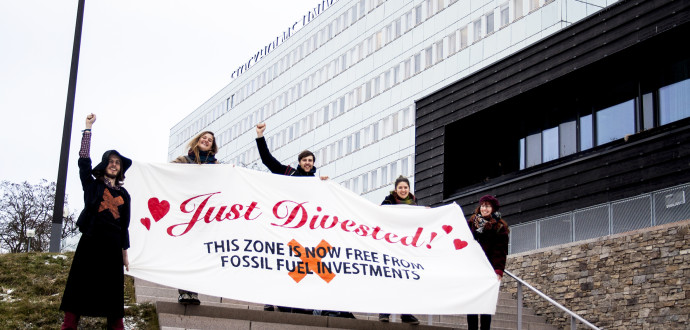 På bilden syns glada medlemmar från Symbios och Fossil Free Stockholms universitet som länge kampanjat för ett stopp på universitetets fossila investeringar. Arbetet är en del i en global ”divesterings”-rörelse och liknande kampanjer pågår på många håll. Foto: Cornelia Thomasson.