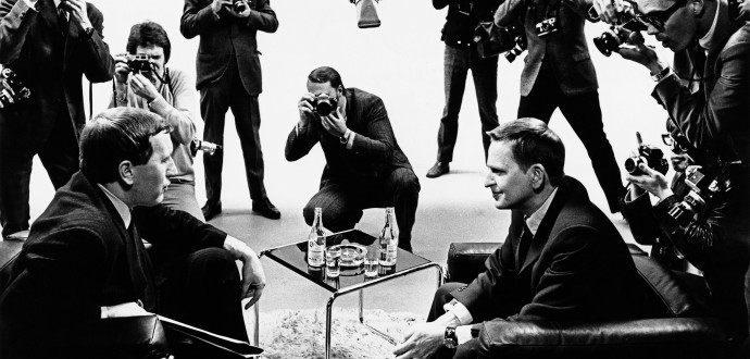 Engelske TV-profilen David Frost intervjuar utbildningsminister Olof Palme 1969. Palme var en poltiker med många sidor och i minnesbilden av honom finns allt från smutsiga vapenaffärer till jämställdhetsreformer. Foto: Jan Collsiöö/TT.