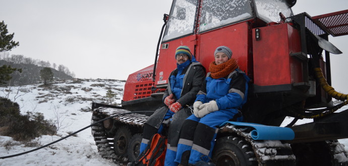 Under drygt två veckor har aktivister kedjat fast sig vid maskiner som tillhör gruvföretaget Nordic Mining, i norska Naustdal. Från Sverige deltog bland annat Matilda Lannebo från Fältbiologerna, här med aktivisten Finn DelMundo. Foto: Fältbiologerna.