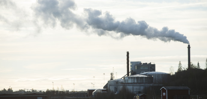 Rök ur skorstenen på en fabrik Foto: Fredrik Sandberg/TT.