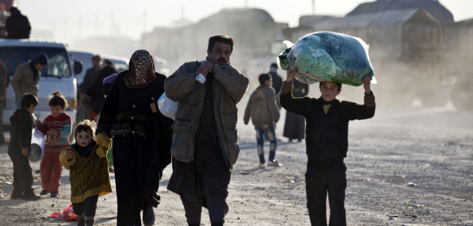 Människor på flykt från kriget i Syrien anländer till den tyrkiska gränsen. Foto: Depo Photos via AP/TURKEY OUT/TT.