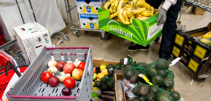 Svenska matbutiker slänger gammal eller skadad mat för ett par miljarder kronor om året. Mat som har skönhetsfläckar eller har passerat bäst-före-datumet sorteras ut. Foto: Fredrik Sandberg/TT.