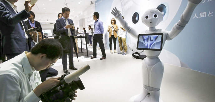 Den empatiska roboten Pepper håller presskonferens i Tokyo i februari 2015. Framtidens robotar kan bli betydligt mer självständiga än dagens, och då blir de potentiellt farliga, anser Olle Häggström. Foto: Koji Sasahara/AP/TT.