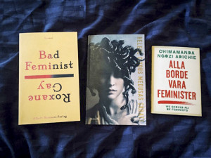 Omslagen till Roxane Gays ”Bad feminist”, Hélène Cixous ”Medusas skratt” och Chimamanda Ngozi Adichies ”Alla borde vara feminister”. Foto: Nike Markelius.