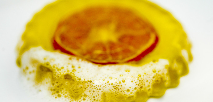 Den hemgjorda tvålen kan få färg och doft från sådant som finns hemma i köket, till exempel kanel, te eller skivor av citrusfrukter. Foto: Henrik Montgomery/TT.