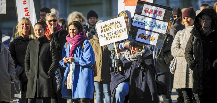 Världen över demonstrerades det i lördags för bättre villkor för flyktingarna. Bilden är från Medborgarplatsen i Stockholm. Foto: Fredrik Strandin.