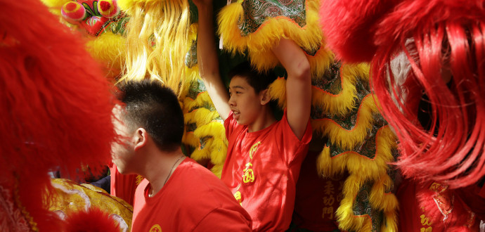 Kinesiskt nyår i Chinatown i San Francisco. Just för att den kinesiska kulturen är stark i delar av USA går det bra för kineser som lever där, skriver Harald Enoksson. Foto: Eric Risberg/AP/TT