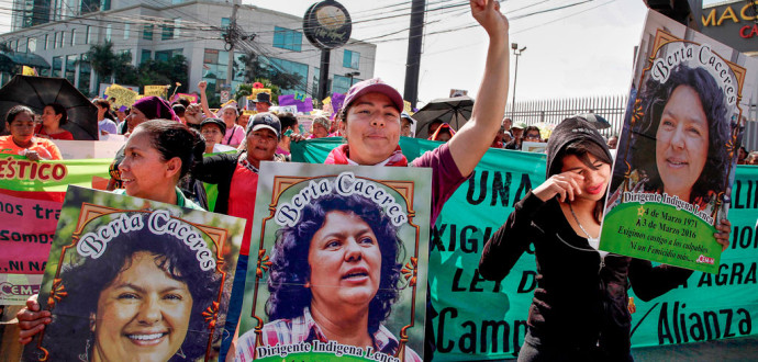 Kvinnor bär på plakat med bild på den mördade miljöaktivisten Berta Cáceres under en minneshögtid på Internationella kvinnodagen i Tegucigalpa i Honduras. Foto: Fernando Antonio/AP/TT.