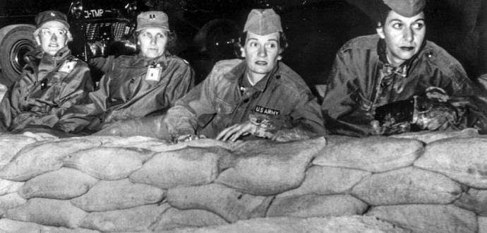 Sjukvårdare i USAs armé övervakar ett atomvapenprov i Nevadaöknen 1953. S-kvinnor i Skåne kräver att inga kärnvapen ska få tas in på svensk mark. Foto: TT.