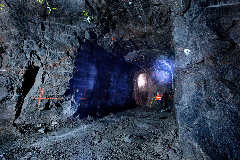 Inmätning av en ny tunnel på Äspölaboratoriet där en stor del av forskningen kring slutförvaret sker. Foto: Curt-Robert Lindqvist.