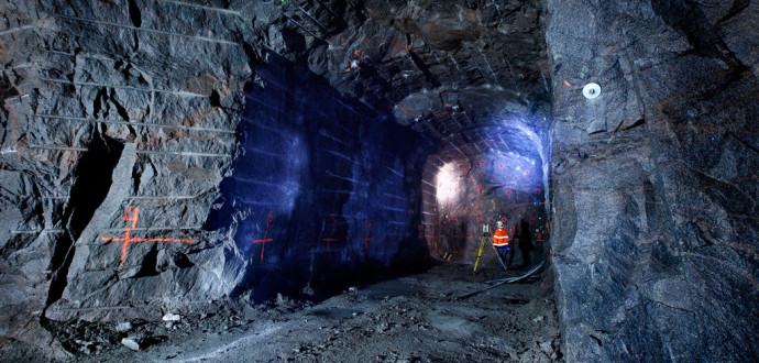 Inmätning av en ny tunnel på Äspölaboratoriet där en stor del av forskningen kring slutförvaret sker. Foto: Curt-Robert Lindqvist.