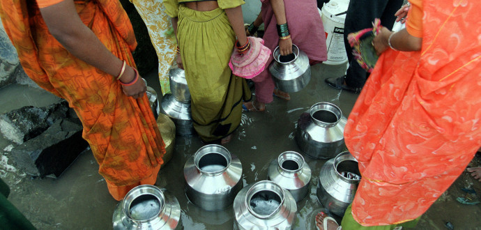 Kvinnor hämtar vatten i Rajkot, India. I denna by finns endast en vattenkran för alla människor i området. Foto: AP Photo/Manish Swarup/TT.