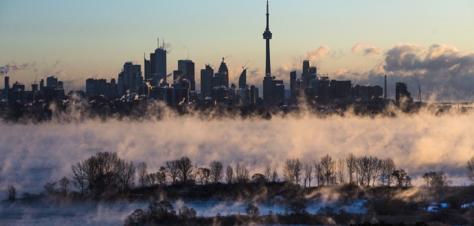 Dimman vilar tungt över Lake Ontario i Toronto, som tillhör provinsen Ontario. Foto: Mark Blinch/The Canadian Press via AP/TT.