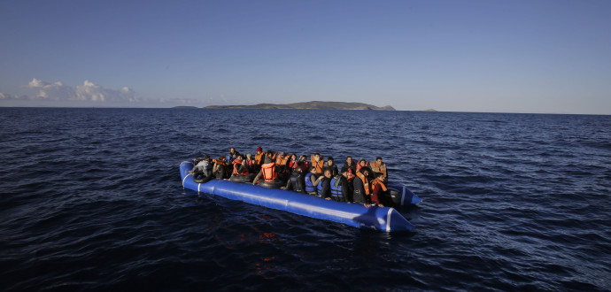 Här hjälper organisationen MOAS flyktingar i Grekland. Foto: AP Photo/Lefteris Pitarakis/TT.