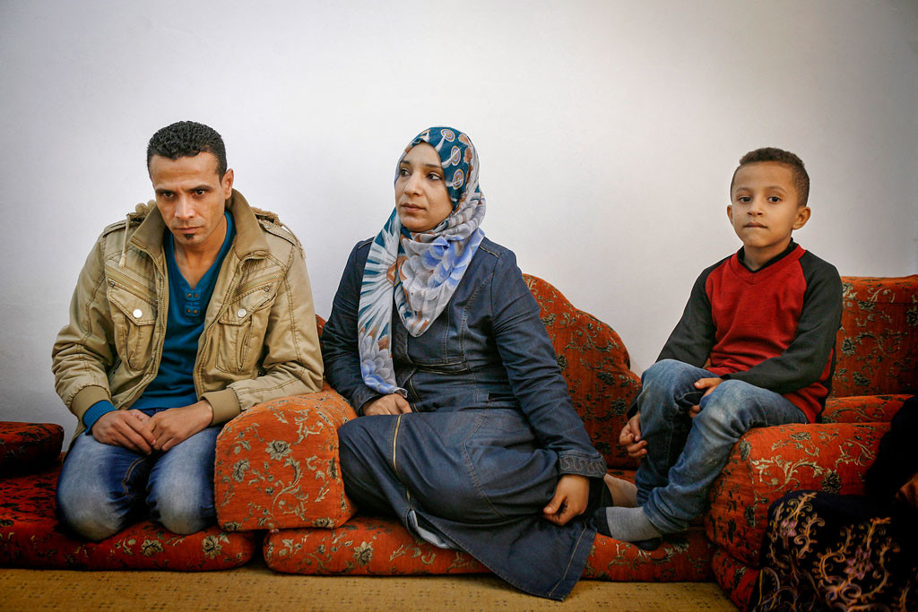 Familjen Yusef i Beit Hanoun i nordöstra Gaza. Familjen lyckades fly från kriget i Syrien men befinner sig i en svår situation i Gaza. Foto: Silvia Boarin/IPS.