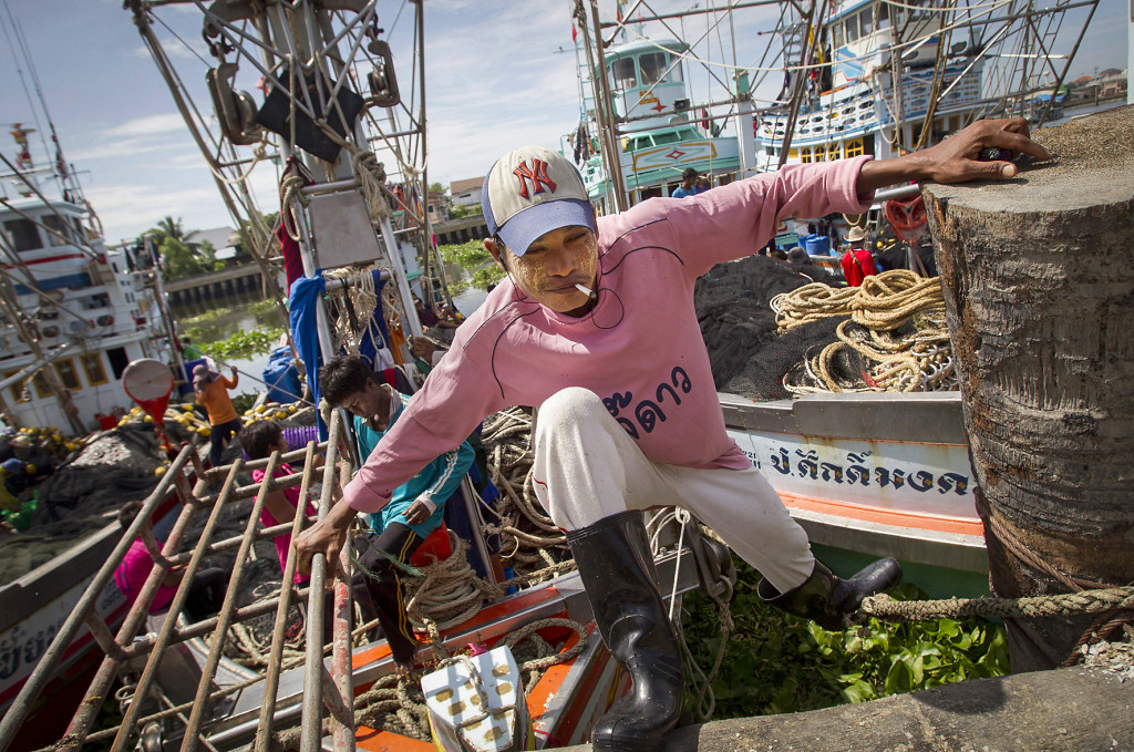 I den thailändska fiskeindustrin arbetar burmesiska fiskare under tvång och hot om våld för ingen eller nästan ingen lön. Men även en avlönad arbetares situation är en sorts slaveri, skriver Jerker Jansson. Foto: Sakchai Lalit/AP/TT
