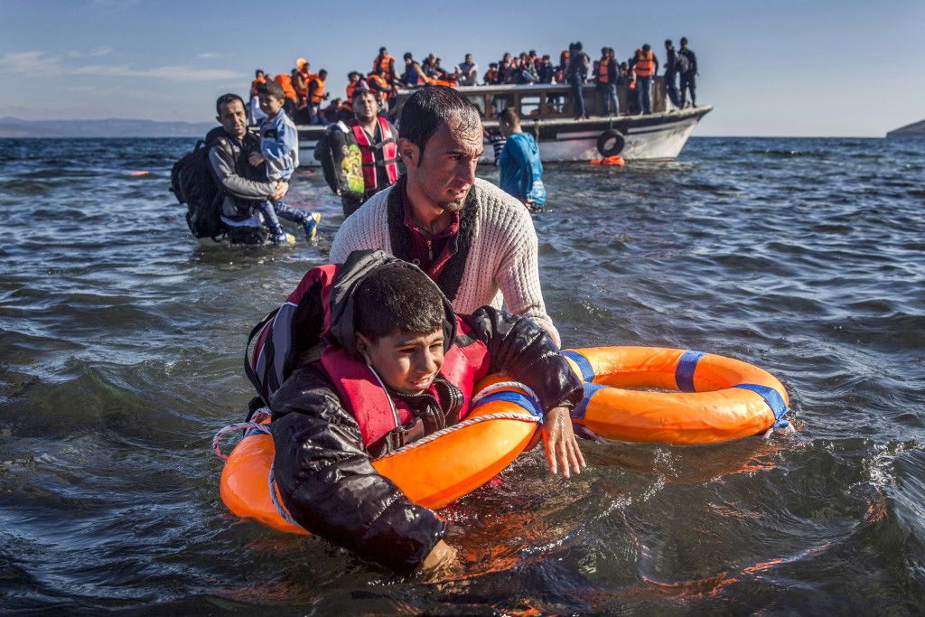 De tillfälliga uppehållstillstånden kommer inte att göra det lättare för Sverige att ta emot flyktingarna – tvärtom, det blir mer administration och sämre integration. Foto: Santi Palacios/AP/TT