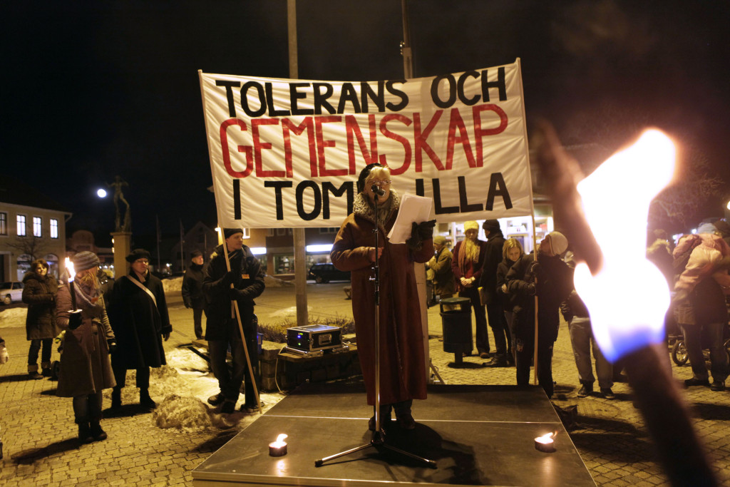 Lotta Hedström talar på en manifestation mot främlingsfientlighet. Foto: Drago Prvulovic/TT