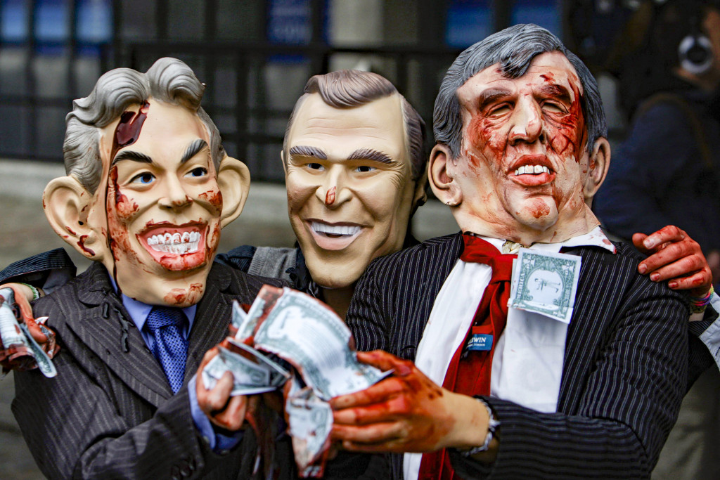 2009 frågades Tony Blair, George W Bush och Gordon Brown ut av en kommission angående kriget i Irak. De här demonstranterna var med på en manifestation utanför. Foto: Lefteris Pitarakis/AP/TT