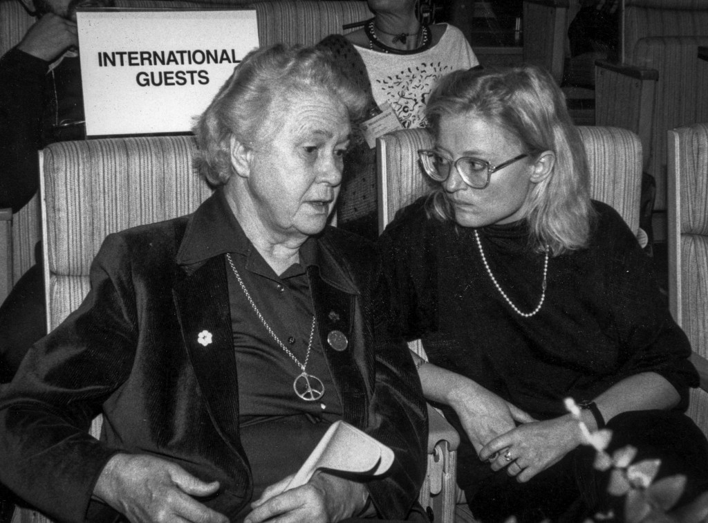 Inga Thorsson var ordförande i den svenska nedrustningsdelegationen 1973–1985. Här är hon på S-kongress med Anna Lindh 1987. Foto: Bertil Ericson/TT