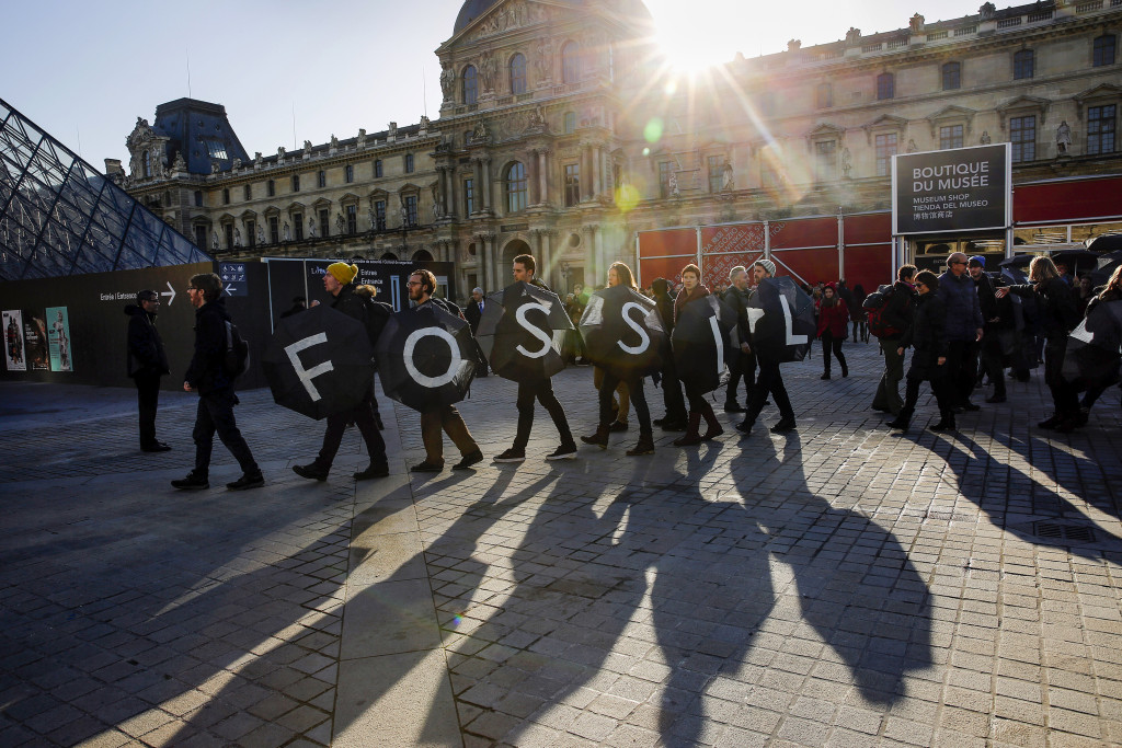 Efter COP21 är de fossila bränslenas dagar lätt räknade. Eller? Foto: Christophe Ena/AP/TT