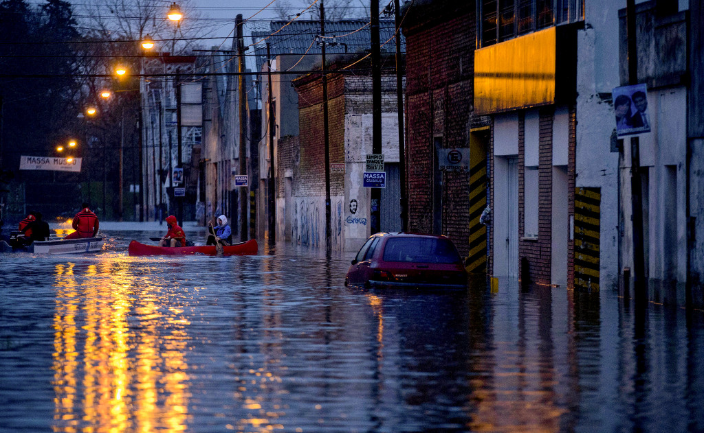 För frivilligorganisationerna handlar klimatarbetet inte längre om framtiden utan om verkligheten för dem som redan drabbas hårt av regn och stormar. Som invånarna i Lujan i Argentina, där det var översvämningar efter hårda regn i augusti. Foto: Natacha Pisarenko/AP/TT