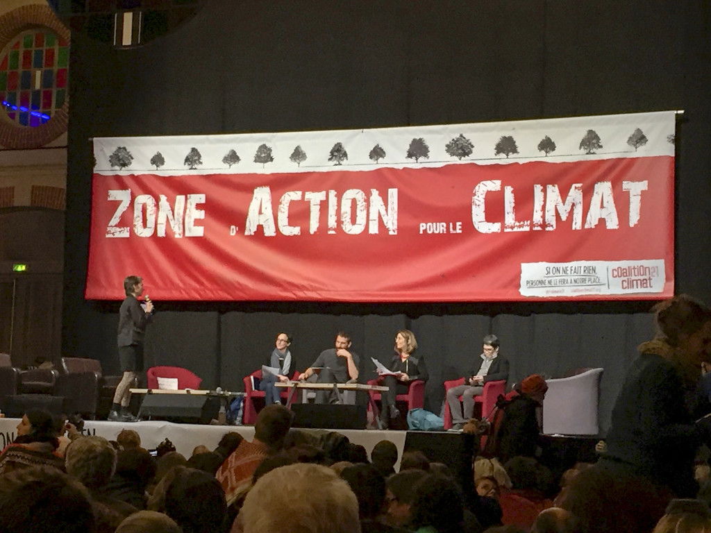 Författaren Naomi Klein och den tyske välkände aktivisten Tadzio Müller deltar i ett öppet forum på Zac, mötesplatsen för miljörörelsen under klimattoppmötet i Paris.