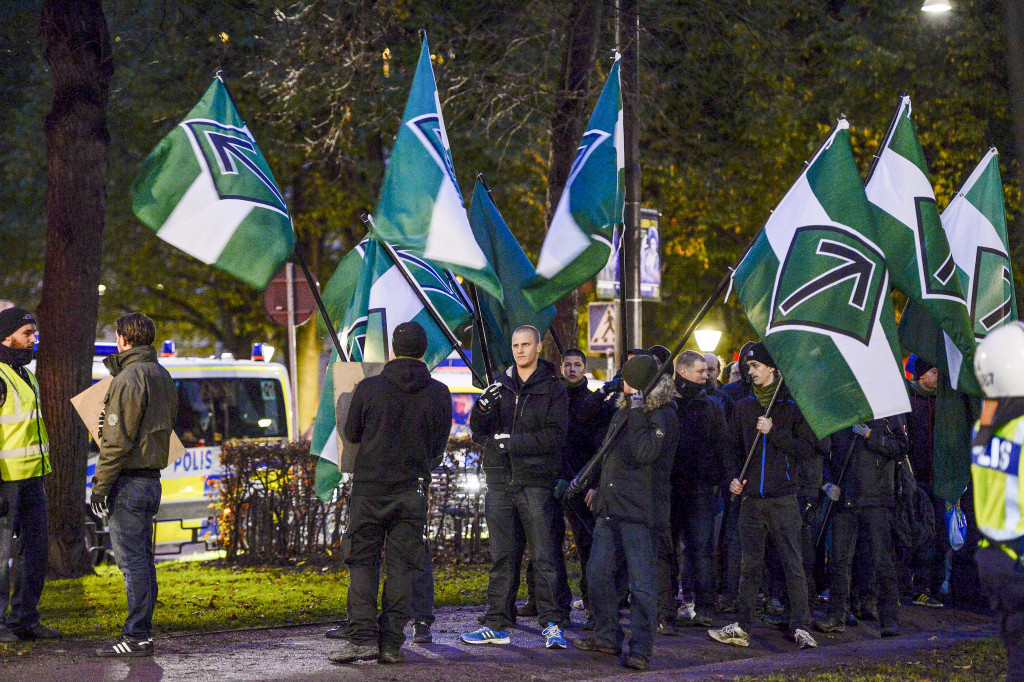 Den nazistiska organisationen Svenska motståndsrörelsen genomför en demonstration i Stockholm i november 2013. Foto: Jessica Gow/TT
