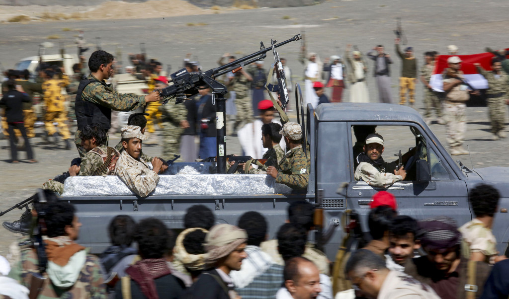 Huthisoldater i Jemen vaktar ett huthimöte i Sanaa. Konflikten i Jemen kan klassas som krig, men får inte mycket uppmärksamhet i svenska media. Foto: Hani Mohammed/AP/TT