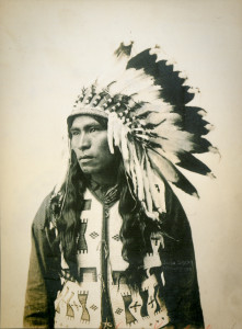John Salda i Kanada fotograferades 1907 i traditionell huvudbonad. Troligtvis redan då ett uttryck för exotifieringen av hans folk. Foto: Byron Harmon/Public domain