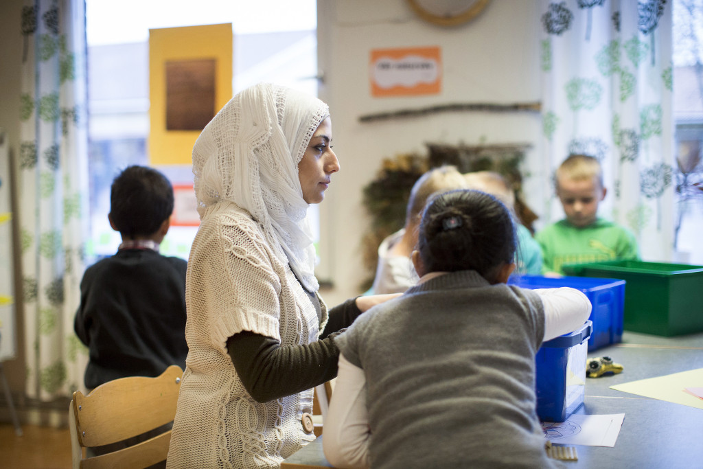 Ruba Saffour från Homs hjälper nyanlända barn med språket i Mariedalsskolan i Vänersborg. Foto: Björn Larsson Rosvall/TT