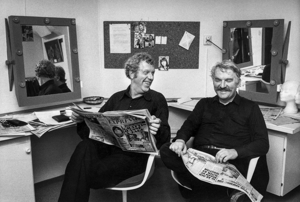 Tage Danielsson och Hasse Alfredsson läser recensionerna av sin revy ”Under dubbelgöken” som spelades på Berns i Stockholm 1979. Foto: Ragnhild Haarstad/SvD/TT