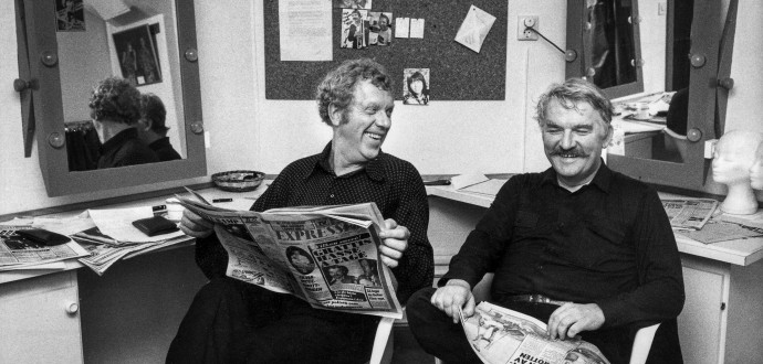 Tage Danielsson och Hasse Alfredsson läser recensionerna av sin revy ”Under dubbelgöken” som spelades på Berns i Stockholm 1979. 
Foto: Ragnhild Haarstad/SvD/TT