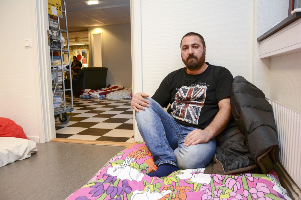 Refugees Welcome har brett ut madrasser på golven i ett rum för kvinnor och ett för män. Foto: Emma Åhman