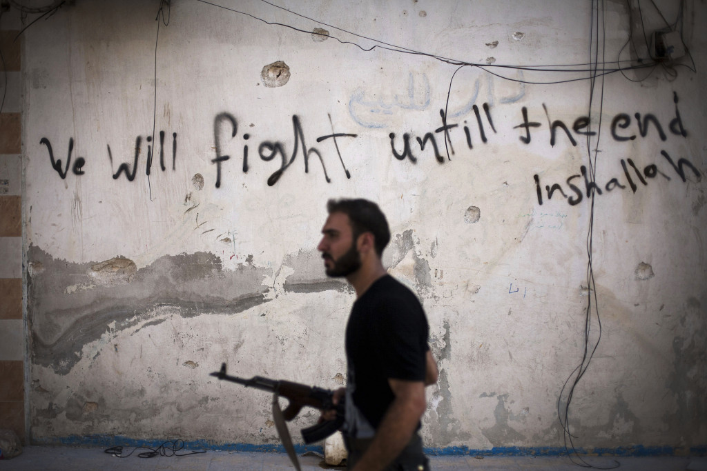 En FSA-soldat går genom Amariyadistriktet i Aleppo, september 2012. Foto: Manu Brabo/AP Photo/TT.