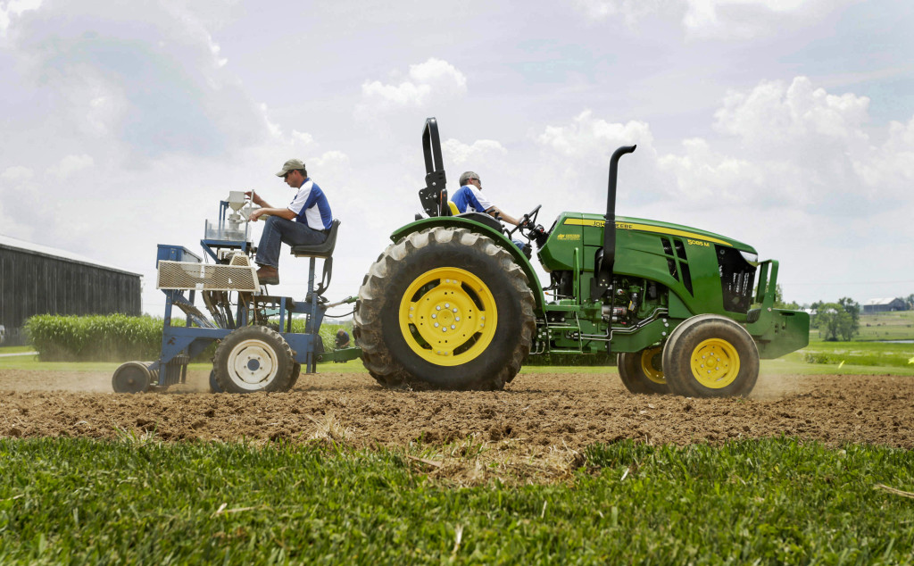 Två amerikanska jordbrukare sår industrihampa i Kentucky. Fram till helt nyligen var det förbjudet att odla hampa i USA och regelverket är fortfarande snårigt. Foto: Pablo Alcala/The Lexington Herald-Leader/AP Photo/TT.