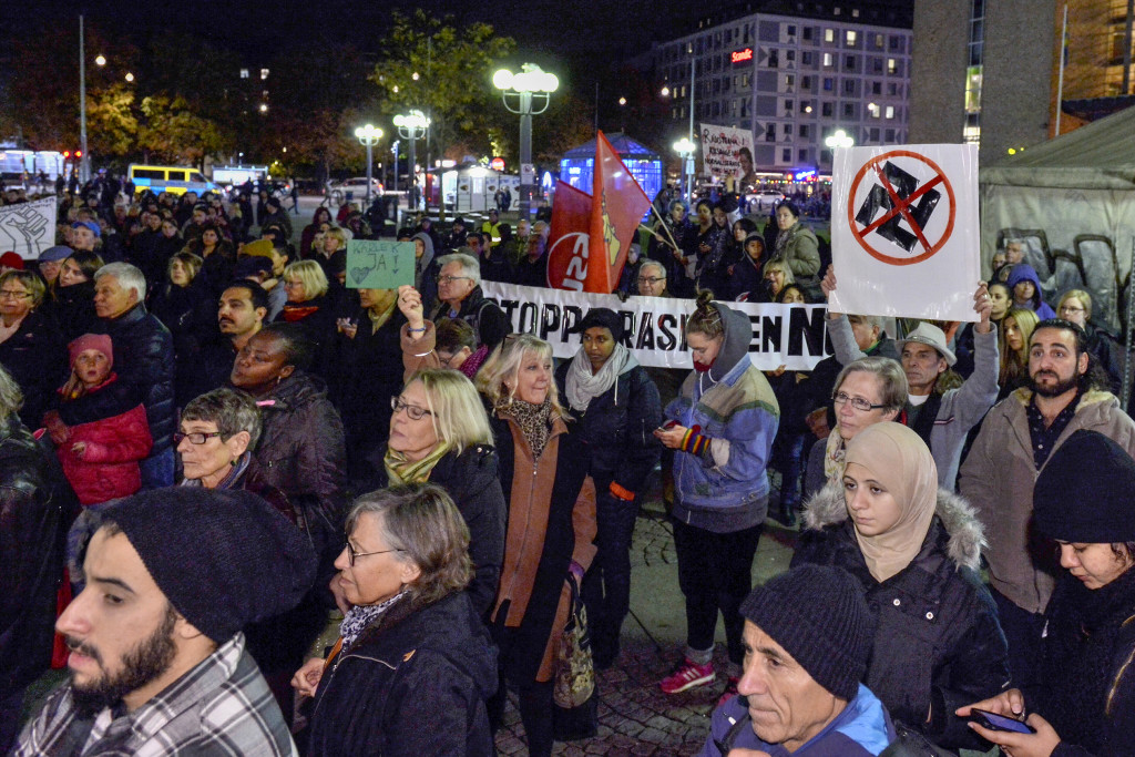 En manifestation mot rasism på Medborgarplatsen i Stockholm i oktober 2015. Vi är inte på väg mot nazismen, men kanske mot ett kallare samhälle, skriver Ulf Bodach Söderström. Foto: Claudio Bresciani/TT.