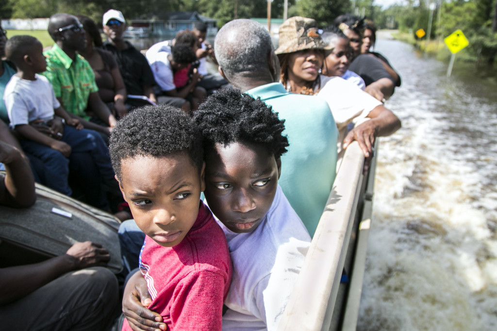 Översvämningarna blir fler och fler i världen. Var finns lösningarna på de samhällsproblem som får vår livsmiljö på jorden att svikta? Foto: Jason Lee/AP/TT.