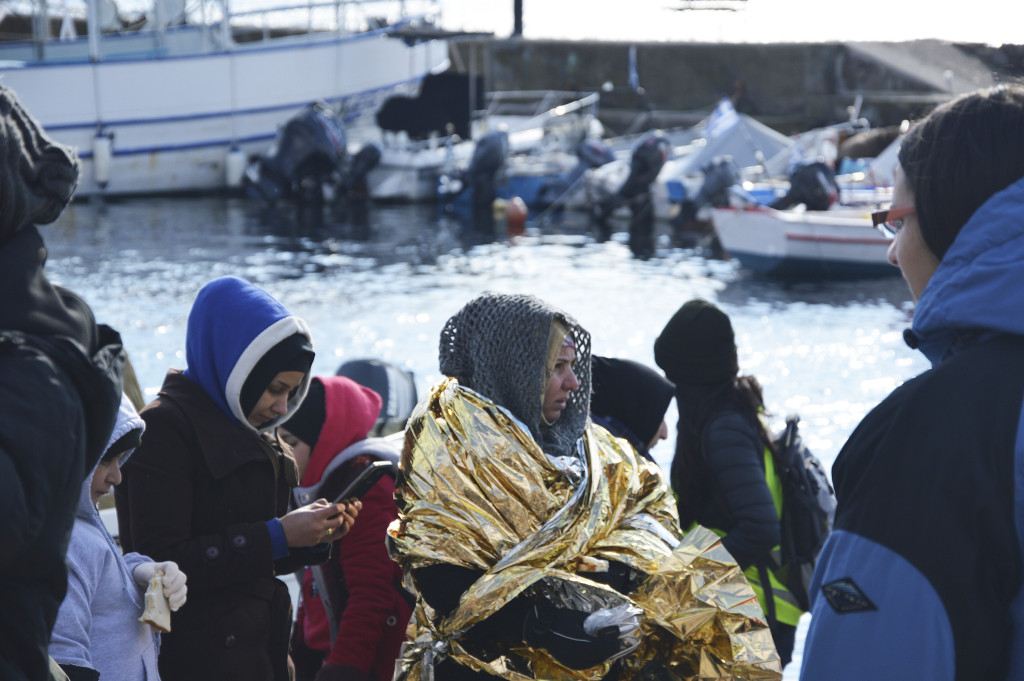 Ett trettiotal flyktingar anländer i Molivos hamn, de har plockats upp från en gummibåt av kustbevakningen. Volontärer kommer med torra kläder, vatten och smörgåsar.