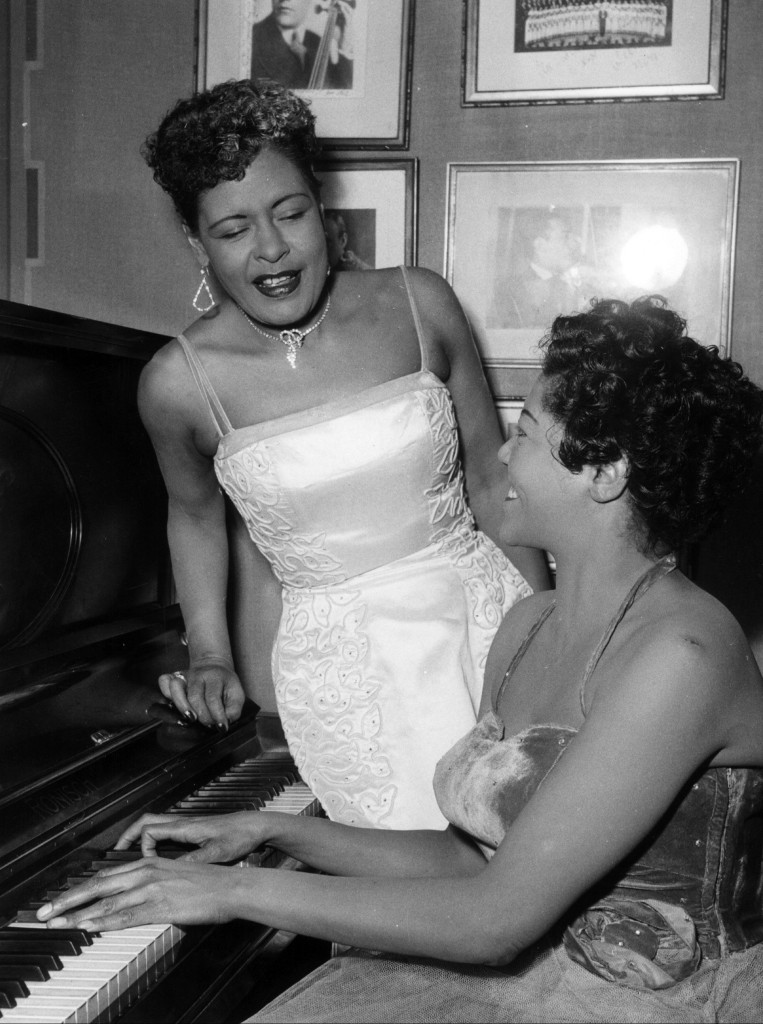 Billie Holiday sjunger med en okänd pianist. Fotot är från 1954. Foto: TT.